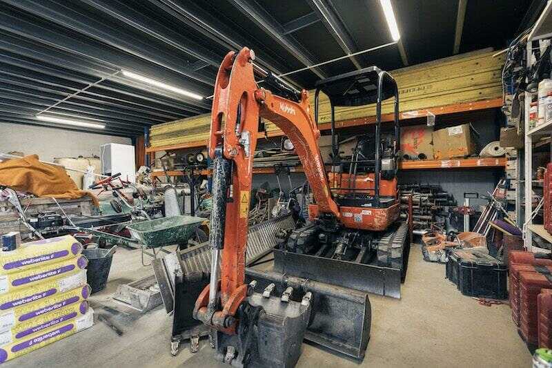 Pelleteuse stockée dans un hangar