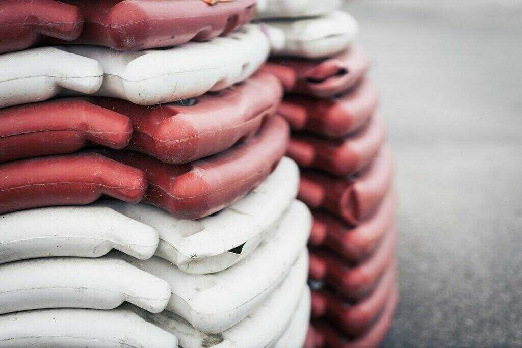 Barrières de chantier en plastique empilées
