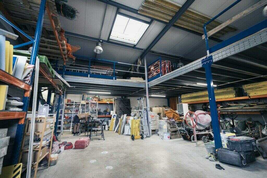 Hangar contenant des outils de chantier