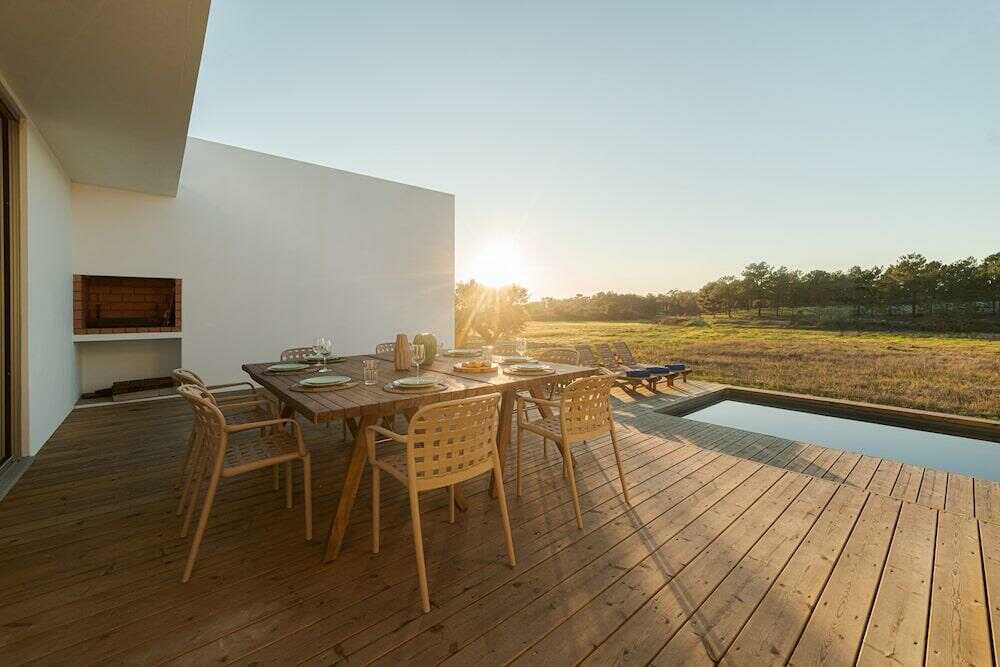 Table et chaises sur un terrasse ensoleillé